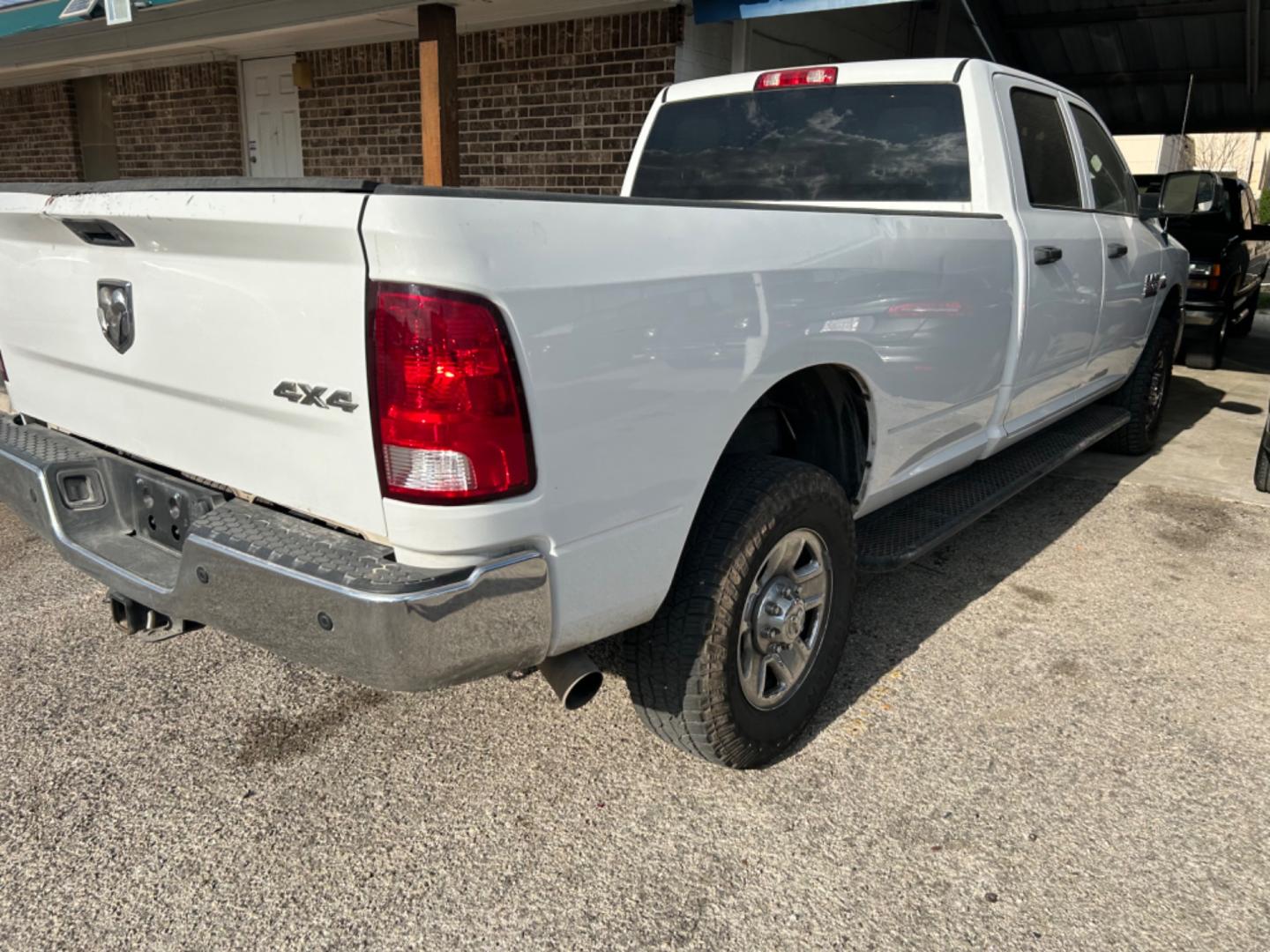 2018 White RAM 2500 (3C6UR5HL2JG) with an 6.7L I6 F OHV 24V engine, Automatic transmission, located at 1687 Business 35 S, New Braunfels, TX, 78130, (830) 625-7159, 29.655487, -98.051491 - Photo#6